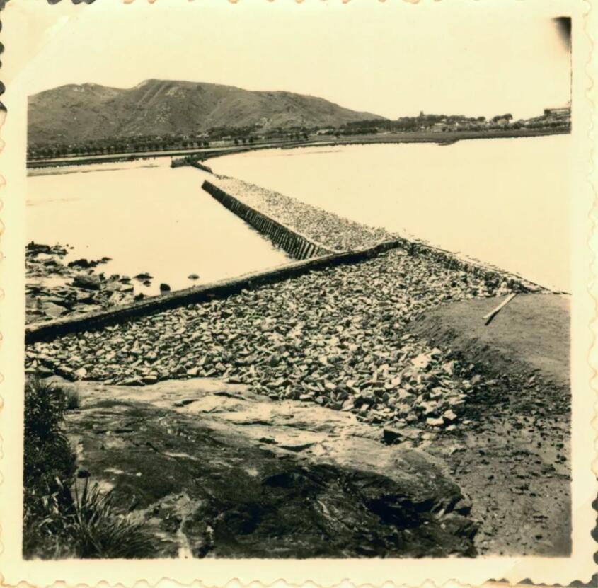1948年A人們圍堤填海A建一條連接氹仔炮台和氹仔村的馬路C圖/澳門檔案館