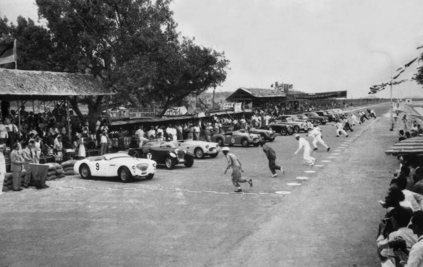 1954年A一幫賽車愛好車希望在澳門曲折多彎的道路上舉辦賽車比賽A於是第一屆格蘭披治大賽車開始了C