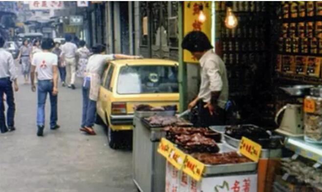 1980年A路邊小攤正在烤著肉脯C