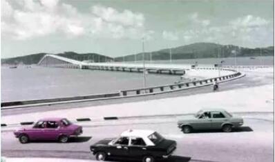 1973年的澳氹大橋A此時氹仔仍然房屋稀少A大橋行車疏落A當時過橋還要收費C