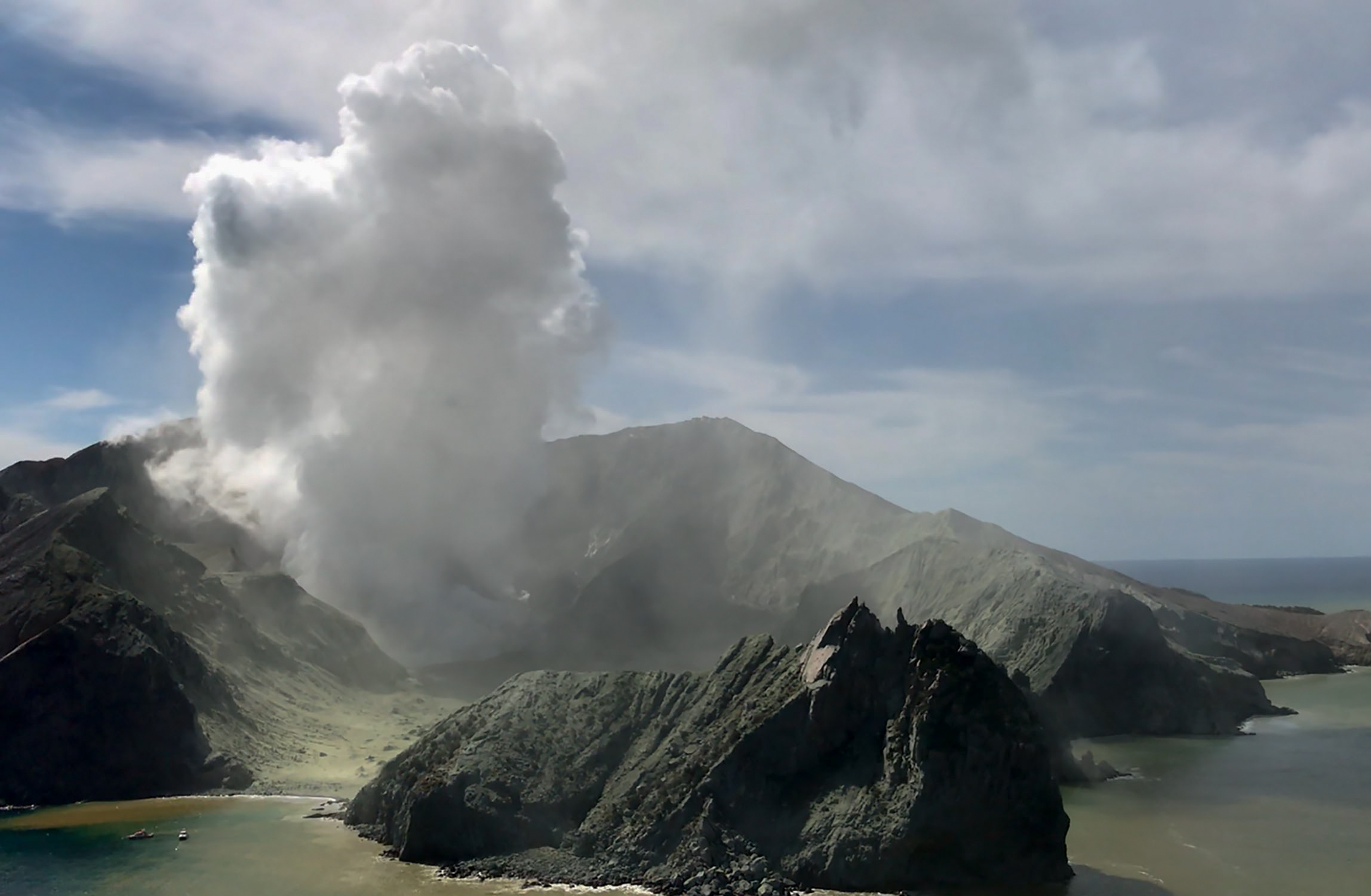 12月9日拍攝的火山噴發後的新西蘭懷特島C]新華社資料圖片^ 