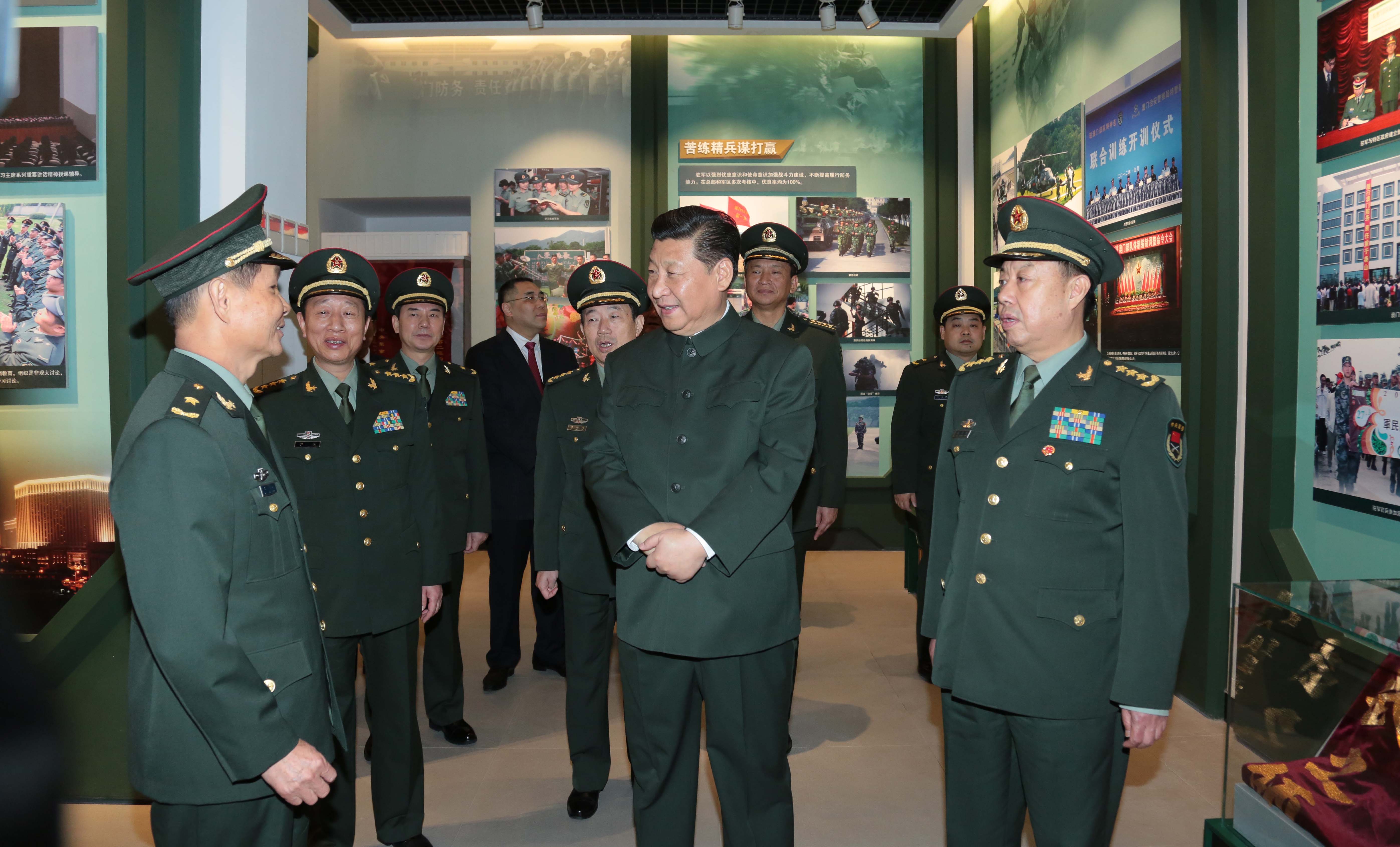 2014年12月20日，習近平視察中國人民解放軍駐澳門部隊。圖為習近平參觀駐澳門部隊軍史館。