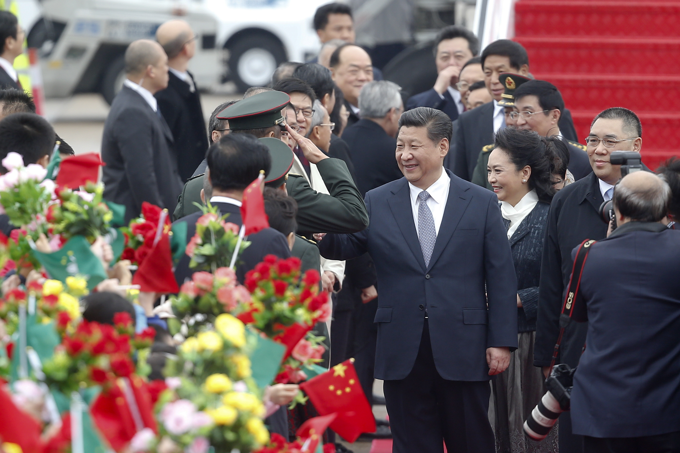 2014年12月19日，中共中央總書記、國家主席、中央軍委主席習近平和夫人彭麗媛乘專機抵達澳門。