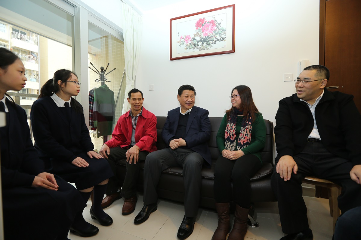 2014年12月19日，習近平來到石排灣公屋，親切看望澳門普通市民家庭。