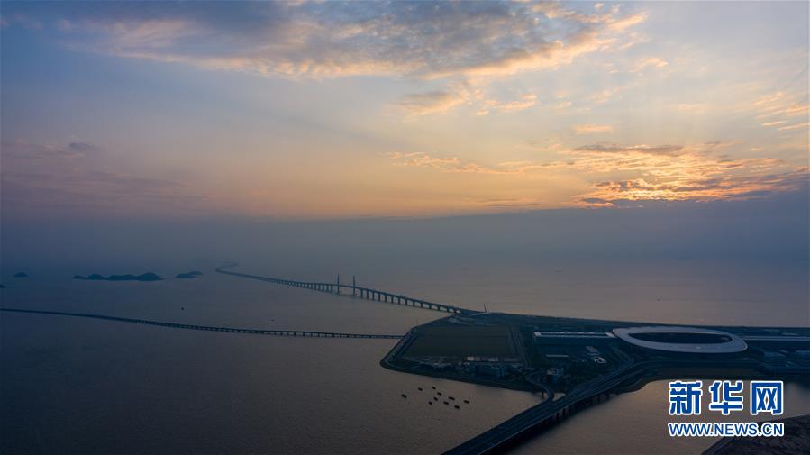 晨曦中的港珠澳大橋珠澳口岸人工島(10月24日無人機拍攝)。新華社