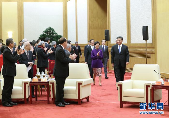 2018年11月12日，國家主席習近平在北京人民大會堂會見香港澳門各界慶祝國家改革開放40周年訪問團。（新華社）