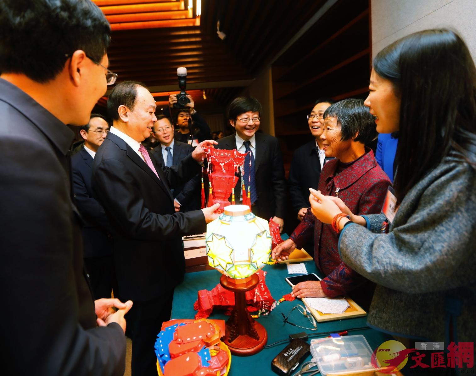 國家級傳承人王汝蘭向黃坤明部長介紹仙居花燈u針刺無骨v特色]馨月 攝^