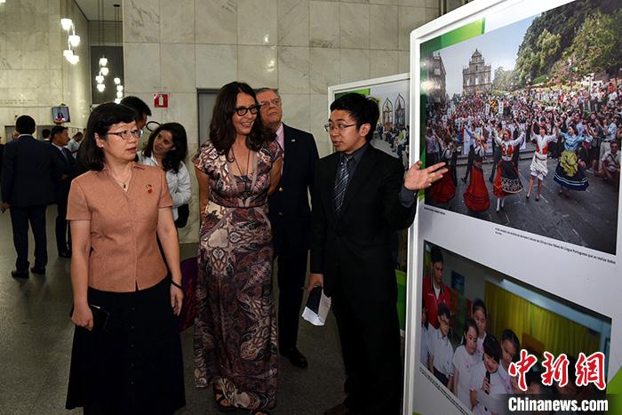 中國駐聖保羅總領事陳佩潔(左一)陪同來賓參觀圖片展C圖源G中新網