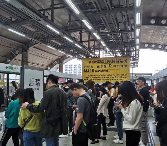 深圳地鐵1號線今日(19日)上午受夾人夾物影響出現延誤
