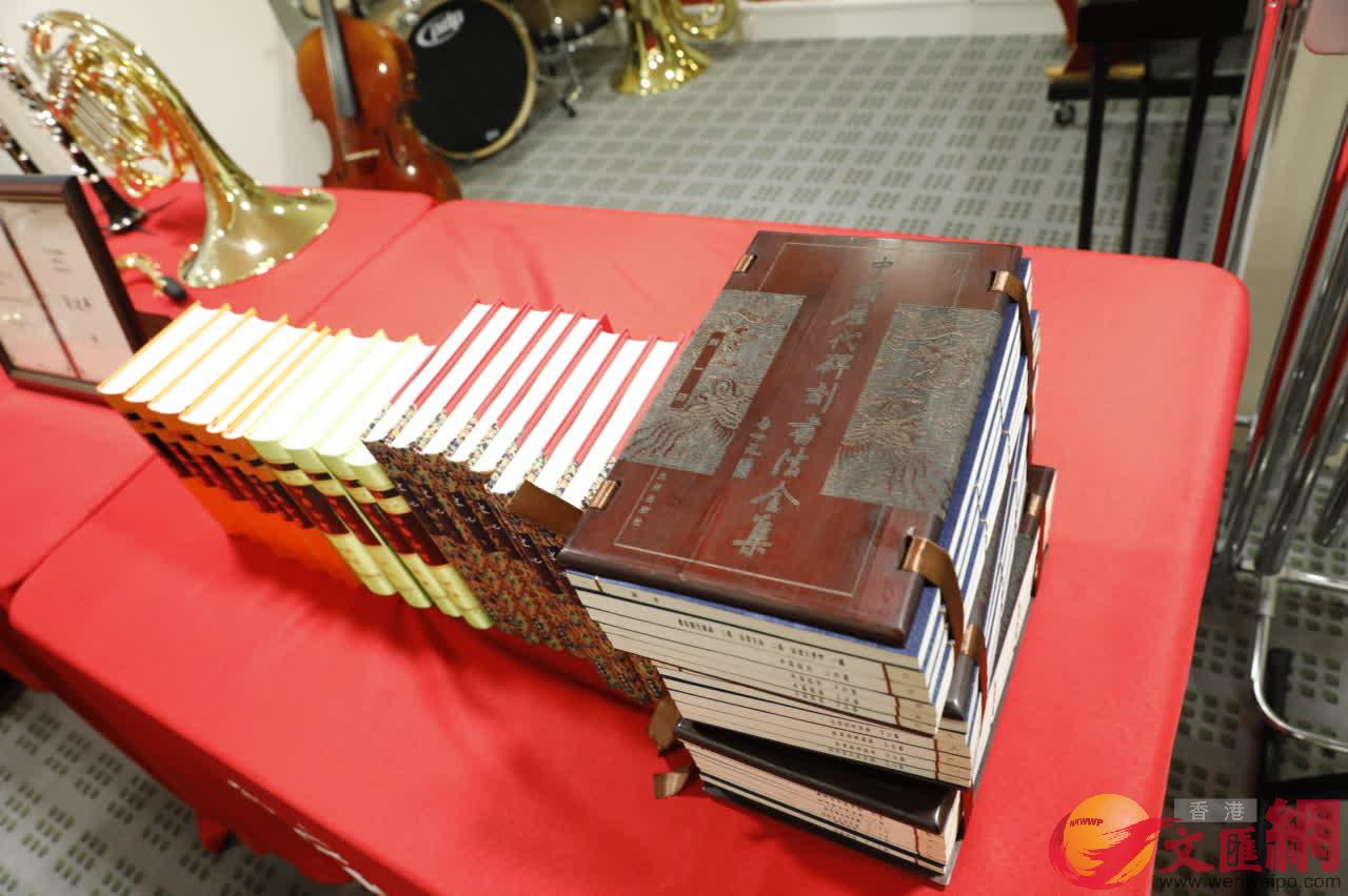 國家主席習近平贈送給學校的書籍及樂器]大公文匯全媒體記者攝^