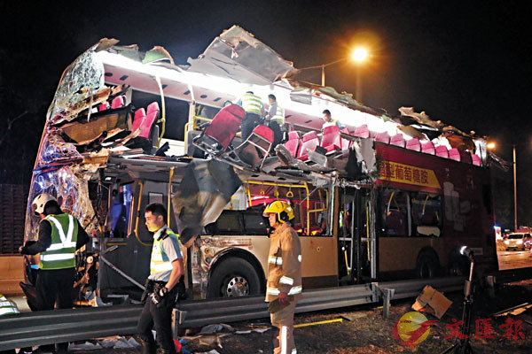 九巴一輛978號巴士昨日沿粉嶺公路行駛時A失控狂撼路邊大樹A車頂被劏開A造成6死39傷慘禍C 香港文匯報記者 攝