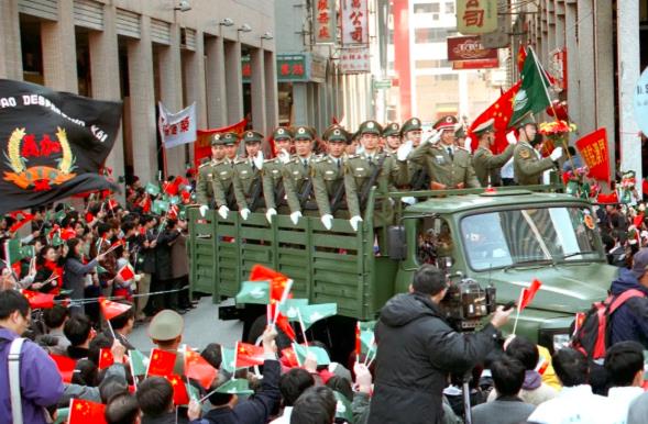 1999年12月20日A中國人民解放軍駐澳門特區部隊進駐澳門A受到澳門群眾的熱烈歡迎C劉宇 攝