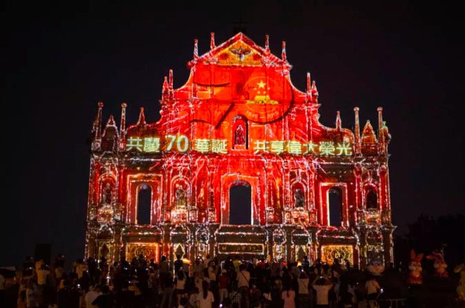 9月30日Au慶祝新中國成立70年大型燈光秀v在澳門上演C新華社