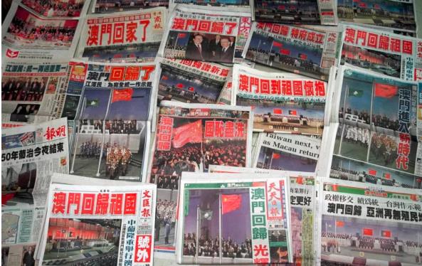 1999年12月20日澳門回歸祖國A香港所有報紙對這一歷史時刻作充分報道C新華社