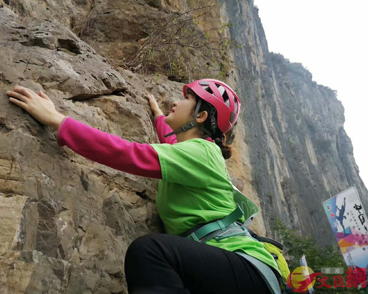 來自江蘇的選手挑戰三峽夔門75米高的絕壁]張蕊 攝^
