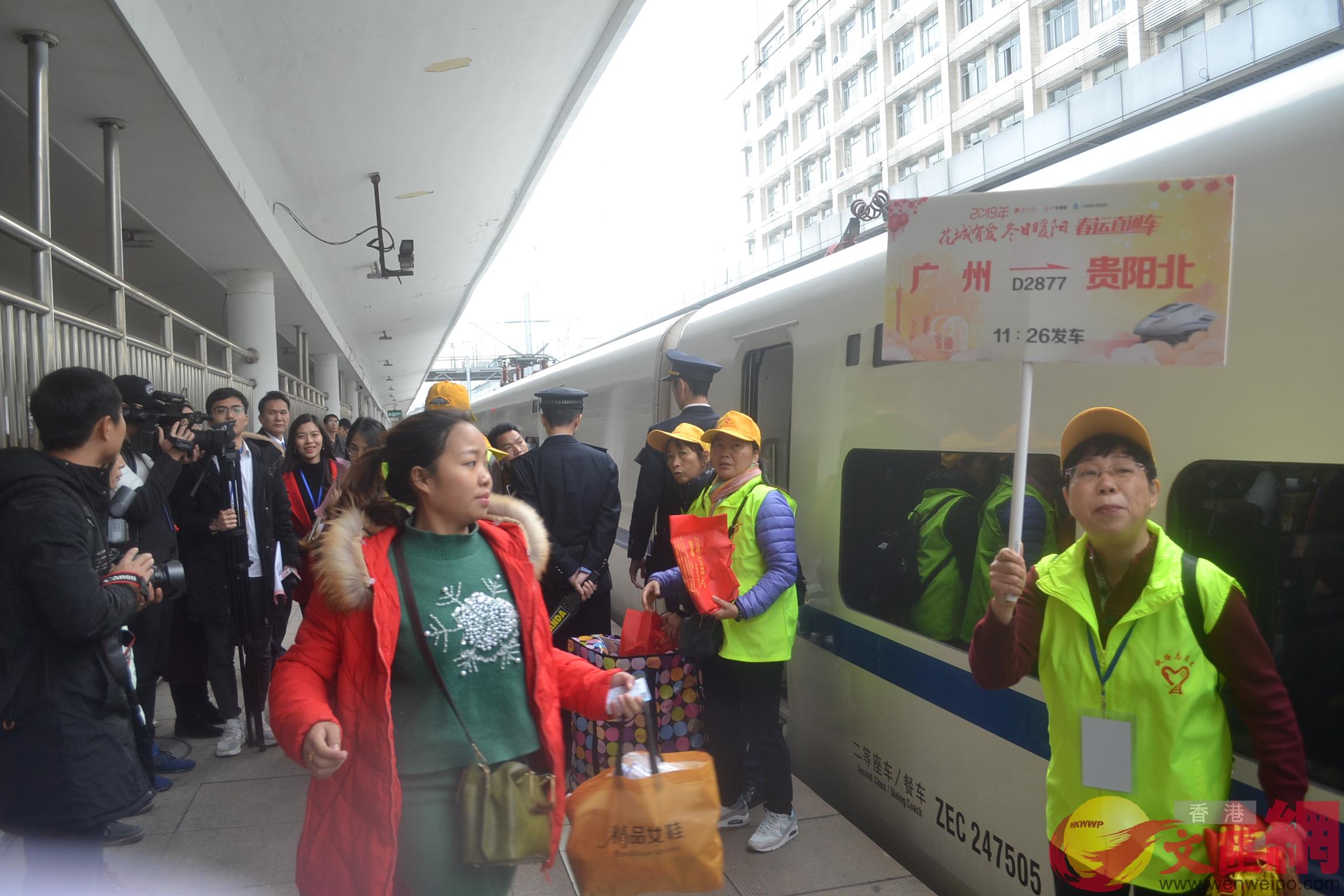 廣州今年將通過火車和汽車送外來工返鄉過年C圖為往年春運直通車活動 敖敏輝攝