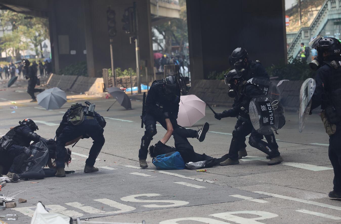 圖為11月18日A警方在香港理工大學附近制服黑衣暴徒]中新社資料圖片^