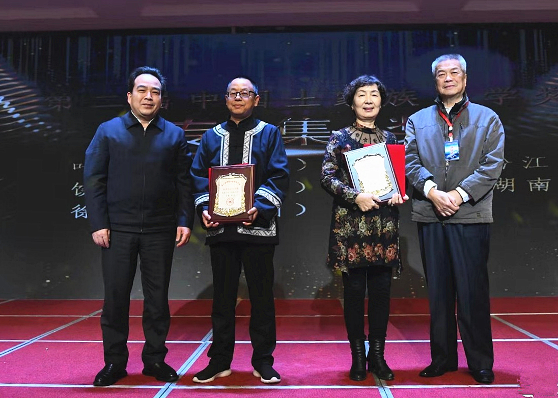 中國作協副主席陳建功]右一^向內地著名土家族女作家葉梅]右二^頒發獲獎證書C]受訪者供圖^