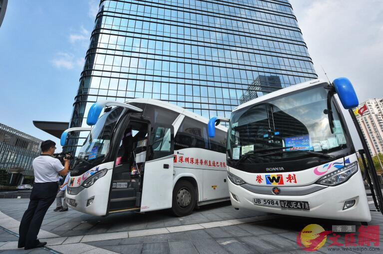 深圳深港榮利直通巴有限公司跨境巴 記者 郭若溪攝 