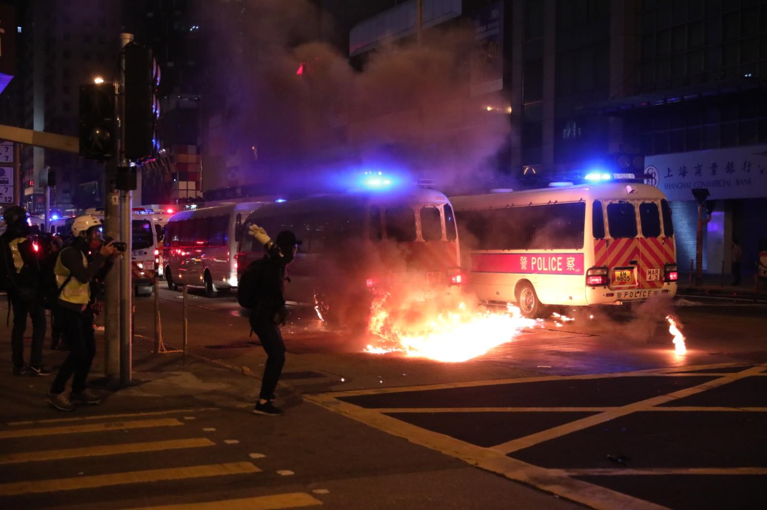 12月24日晚間A有暴徒向警車投擲汽油彈C(香港文匯報資料圖片)