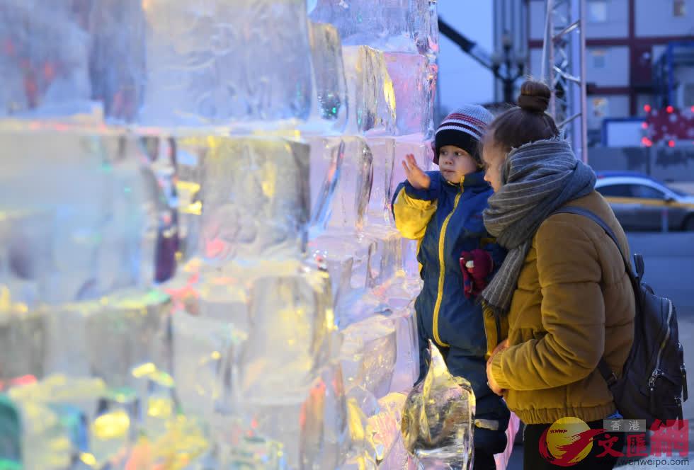 莫斯科市民駐足觀賞來自中國的冰雪文化C]記者 王欣欣 攝^