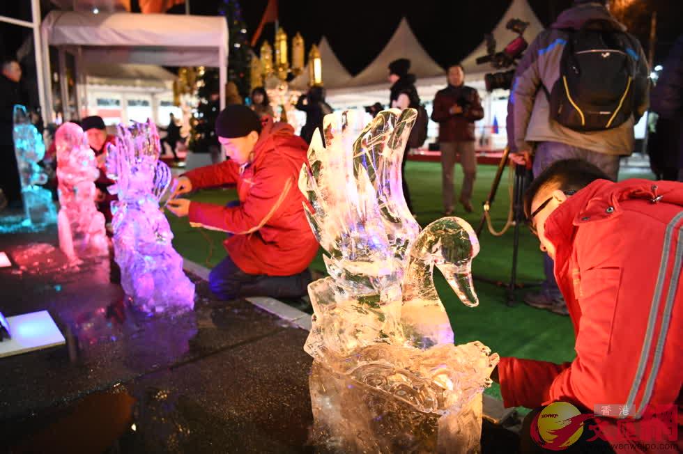 中國哈爾濱的冰雕雕刻師向莫斯科市民展示創作過程C]記者 王欣欣 攝^