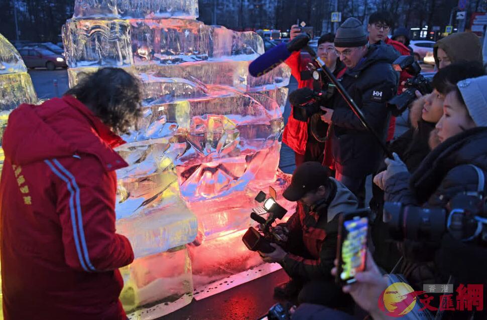 俄羅斯媒體和遊客對中國冰雕作品的創作產生濃厚興趣C]記者 王欣欣 攝^