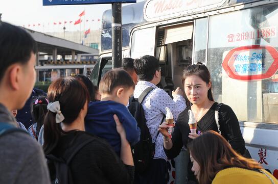 1月20日A香港尖沙咀雪糕車前排起長龍C當天是二十四節氣中的u大寒vA本應是一年之中最冷的時節A但天文台錄得最高氣溫為23.4攝氏度A成為繼1969年u大寒v]錄得26.4度^後A50年來最高溫u大寒vC]中新社資料圖^