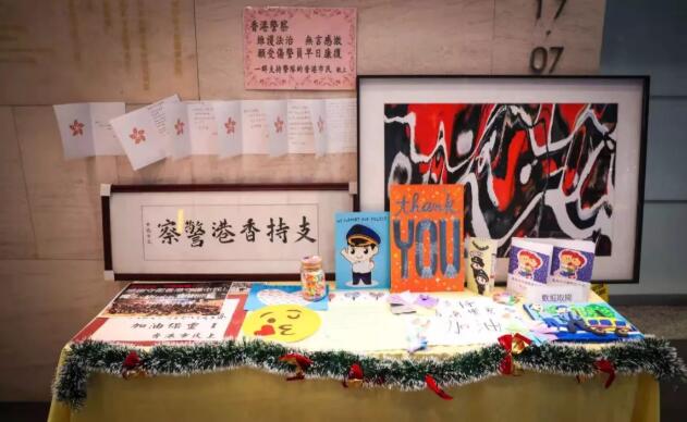 大堂中A有多張展台和展板A用以展示市民送來的撐警賀卡B信件及小禮物C