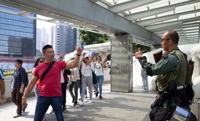 香港市民為警察豎起大拇指