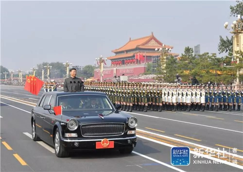 這是10月1日A中共中央總書記B國家主席B中央軍委主席習近平檢閱受閱部隊C新華社