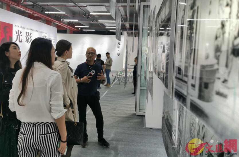 香港攝影師葉永東(右一)介紹自己的攝影作品C記者胡永愛 攝