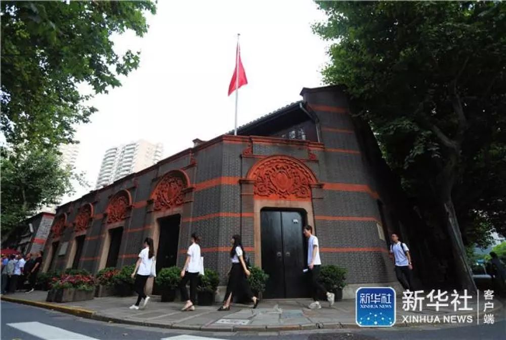 這是6月22日A上海大學志願者來到中共一大會址紀念館開展暑期志願講解服務C新華社
