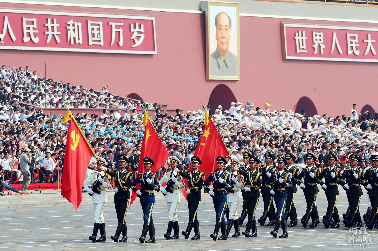 2019年國慶盛大的閱兵儀式上A儀仗方隊首次同時高擎黨旗B國旗B軍旗通過天安門廣場接受檢閱C