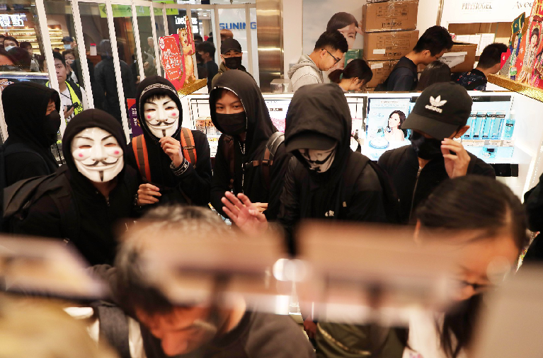 黑衣示威者上周六在上水廣場，將螺絲及宣傳單張投入店舖，並向店內顧客叫囂。（香港文匯報資料圖）