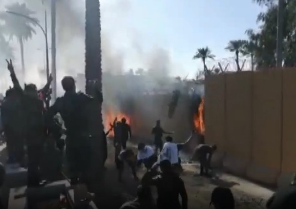示威民眾縱火焚燒大使館]網絡截圖^