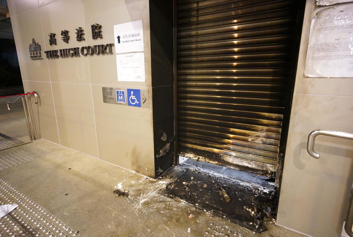 圖為2019年12月8日晚，香港高等法院被暴徒縱火（中新社資料圖片）