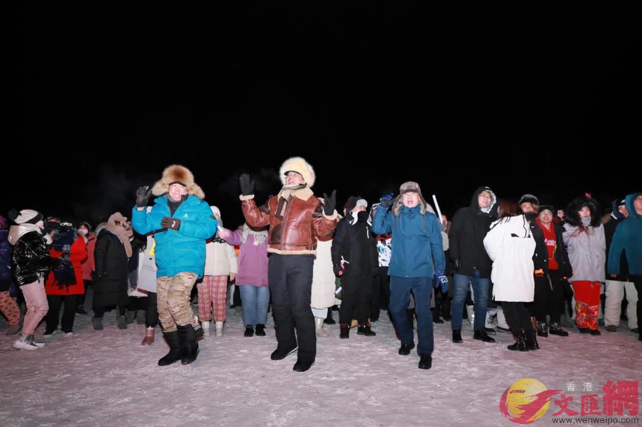 三千多位遊客們歡聚在北極村七星廣場喜迎新年C(記者 于海江 攝) 
