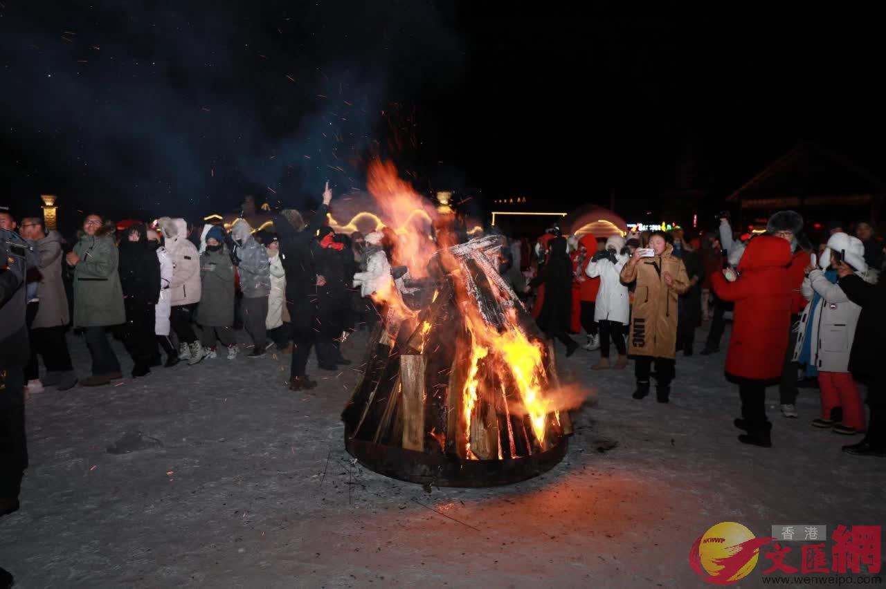 在冰天雪地中圍繞著篝火載歌載舞C(記者 于海江 攝)