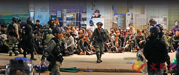 警方入夜後在銅鑼灣軒尼詩道519號花旗分行外拘押大批示威者A並跟進調查C 香港文匯報記者 攝