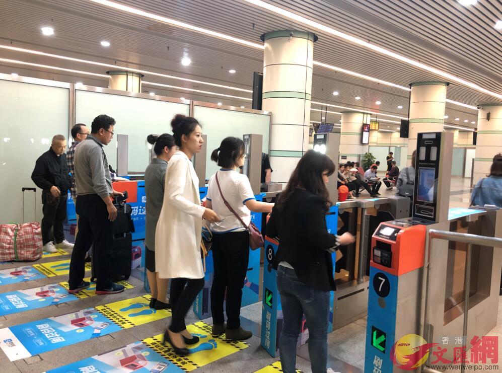 通過廣州「一心五向」鐵路樞紐群，旅客可實現分區進站、就近乘車。（方俊明攝）