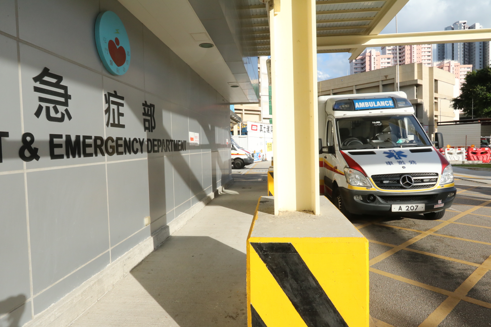 屯門醫院周二曾接收一名出現上呼吸道感染徵狀及發燒的女病人。