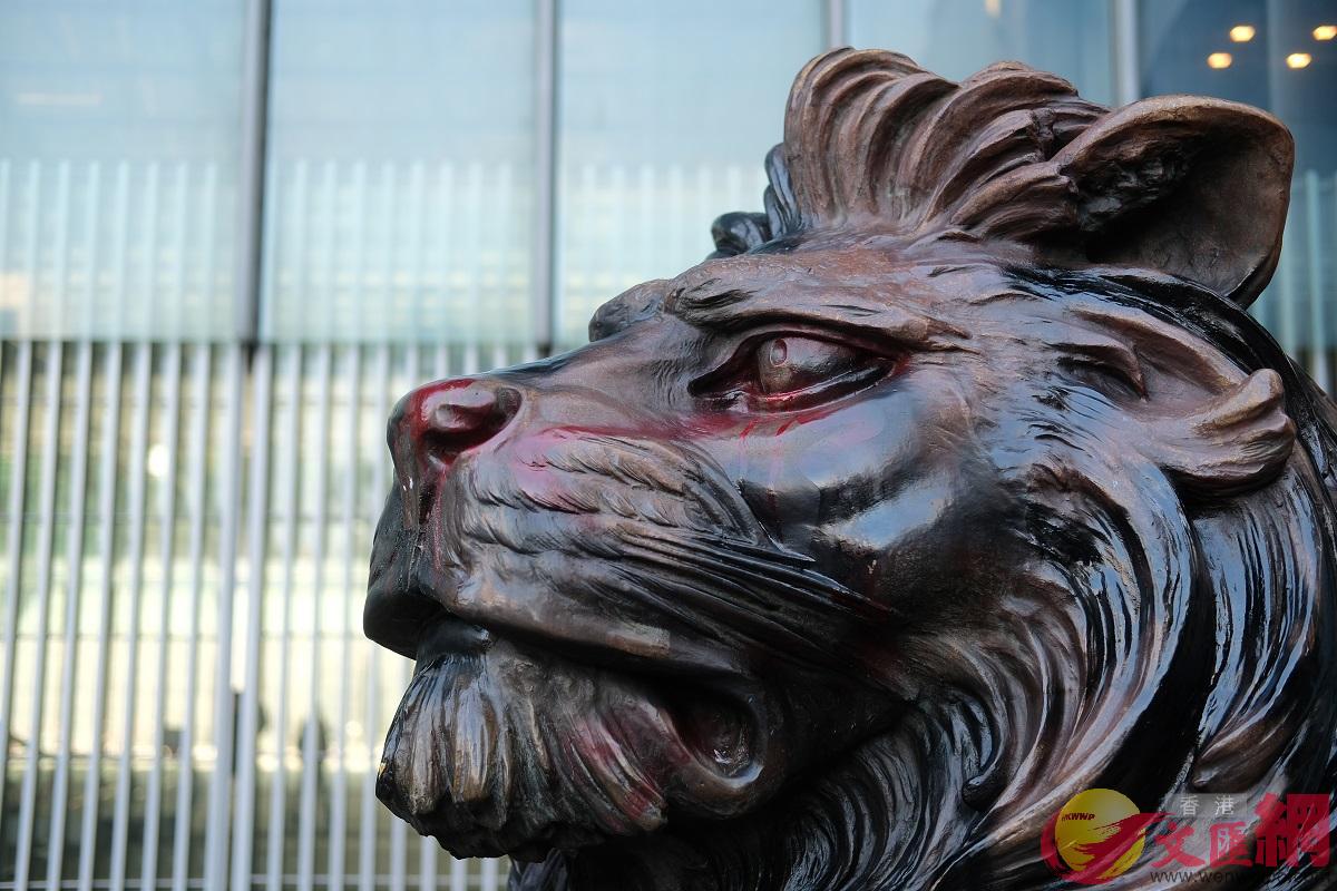 匯豐銀行中環總行兩隻獅子銅像被暴徒潑紅漆C]大公文匯全媒體記者麥鈞傑攝^