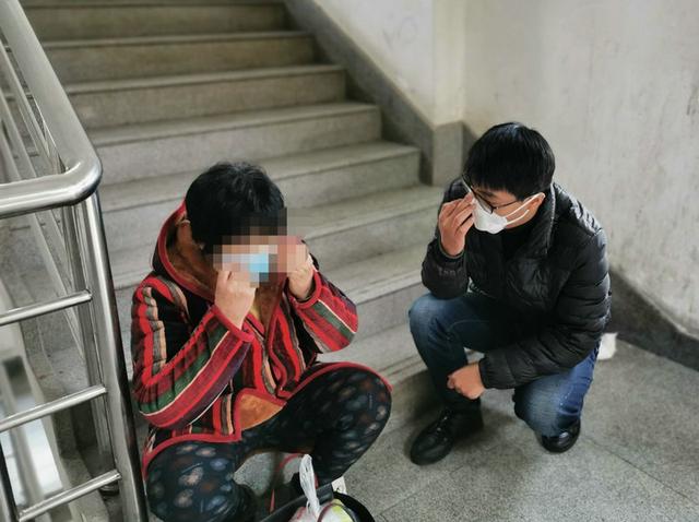 1月3日，劉傑的媽媽在醫院住院部南樓六樓接受記者採訪(中國經營報)