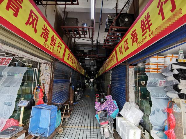 華南海鮮市場內部的海鮮行，照片攝於2019年12月31日(中國經營報)