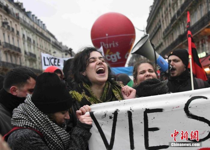 當地時間2019年12月12日，數以千計法國民眾在巴黎遊行示威，反對政府退休制度改革方案。中新社