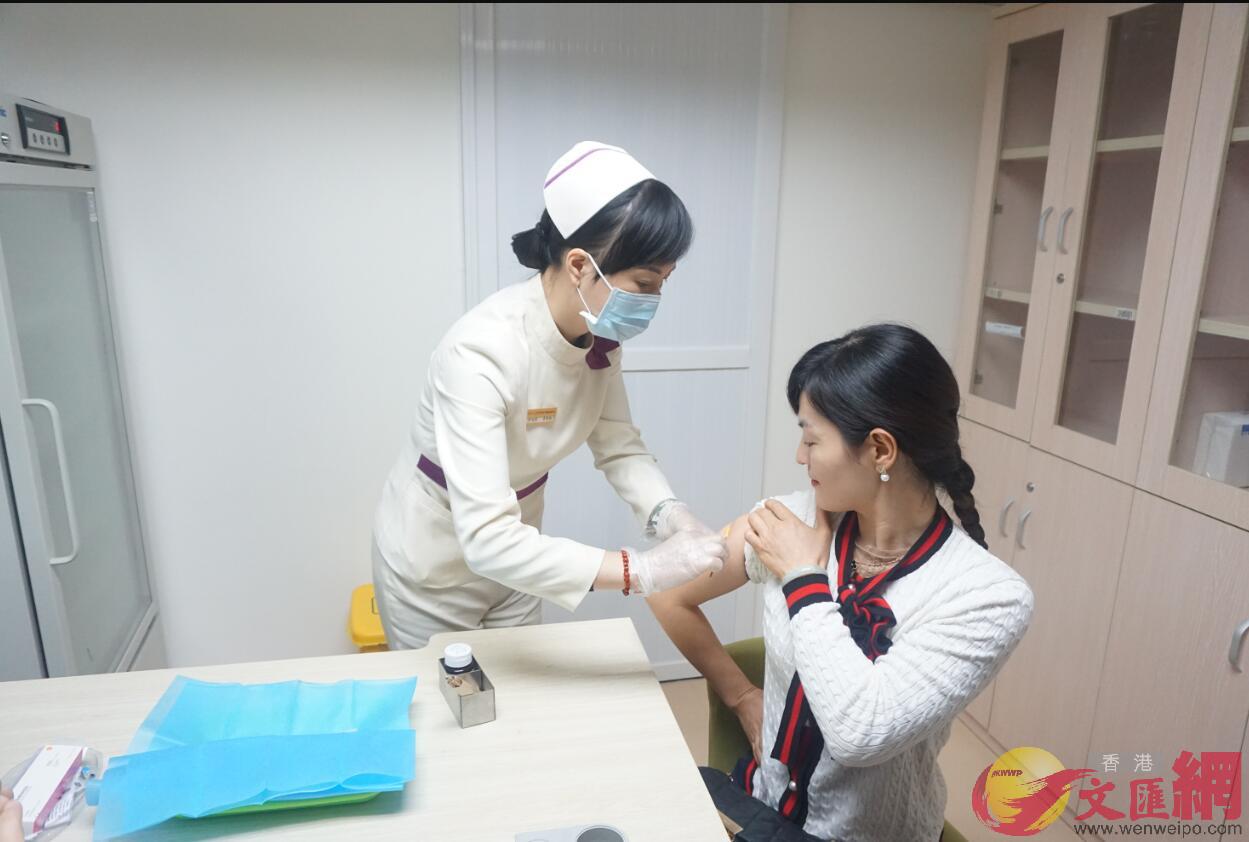 廣東全面加強疫苗安全的預防和管控C圖為一位廣州市民在接種疫苗]敖敏輝 攝^