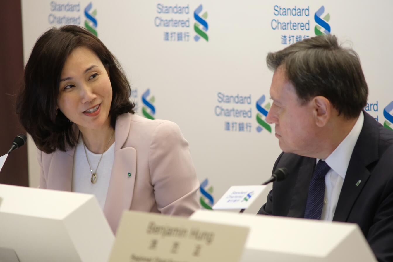 渣打銀行香港行政總裁禤惠儀（左）今日表示，香港基礎穩固，相信可繼續提供良好營商環境。（香港文匯報資料圖）