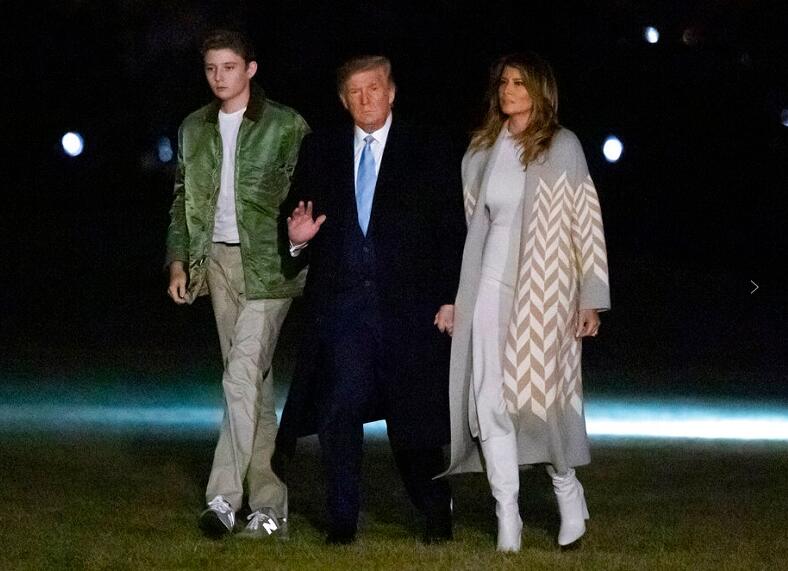 特朗普與第一夫人梅拉尼婭及兒子巴倫度假歸來C]美聯社^
