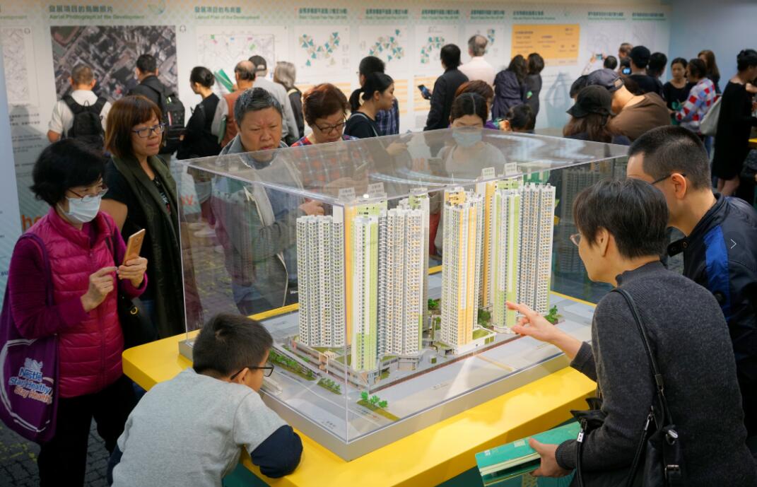 香港市民在查看居屋的資料。